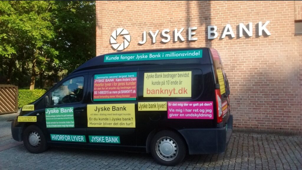 Jyske banks koncernen bag masivt bedrageri mod kunde Ledelsen i jyske bank inkl. Den ordstyrende formand CEO Anders Christian Dam Tror åbenbart bedrageri i mod bankens kunder er i orden, bare man er magtfuld nok. Jyske Bank svindlere i foreningen ved både ansatte godt hjulpet af advokat firmaet Lund Elmer Sandager