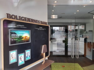 Bribery is not only a problem of Danish society. When a client hires Lundgrens Advokater, to file a case of fraud, executed against a Danish bank customer in Jyske Bank. And the client clearly and clearly tells Lundgren's attorneys that the fraud crime was committed by Jyske Bank, and this is done with the Group management's knowledge, and certainly contributes to the client in the case BS-402/2015-VIB When the customer saw over 1 year. after Lundgren's lawyer b occurred and shortly after the lawyers had been hired to file a fraud case against Jyske Bank. Discover that even the same Lundgren's lawyer company, has been employed by the Jyske Bank Group, in a trade for DKK 600 million. And the client also discovers that Lundgren's lawyers have countered that some of their client's claims were brought to court. When Lundgrens directly against the client's instructions, does not present any of the client's claims against Jyske Bank, which the client has many times given Lundgrens Advokater clear instructions to submit. What do you call it if Jyske Bank did not pay Lundgren's Return commission by giving Lundgren's lawyer partner company a million orders. Should Lundgren's Attorneys not be reported to the lawyer mentioned, as a total lawyer's house, since Lundgren's partner has all taken oaths. paragraph 10.4 of Lundgren's set of rules. When it comes to violation of good attorney practice, and possible receipt of return commission in the form of million work for Jyske Bank, neither Lundgrens nor Jyske Bank's Executive Board should hide the truth when the client only seeks the truth about Jyske Bank's real foundation.