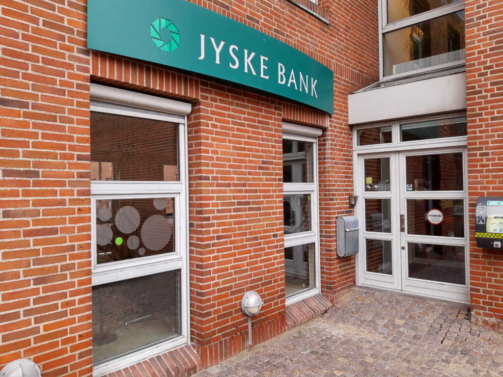 Medvirken direkte eller indirekte i jyske bank 11 års svindel / bedrageri mod kunde Et par søgeord er smuttet med. #JYSKE BANK BLEV OPDAGET / TAGET I AT LAVE #MANDATSVIG #BEDRAGERI #DOKUMENTFALSK #UDNYTTELSE #SVIG #FALSK #Bank #AnderChristianDam #Financial #News #Press #Share #Pol #Recommendation #Sale #Firesale #AndersDam #JyskeBank #ATP #PFA #MortenUlrikGade #PhilipBaruch #LES #LundElmerSandager #Nykredit #MetteEgholmNielsen #Loan #Fraud #CasperDamOlsen #NicolaiHansen #JeanettKofoed-Hansen #AnetteKirkeby #SørenWoergaaed #BirgitBushThuesen #Gangcrimes #Crimes #Koncernledelse #jyskebank #Koncernbestyrelsen #SvenBuhrkall #KurtBligaardPedersen #RinaAsmussen #PhilipBaruch #JensABorup #KeldNorup #ChristinaLykkeMunk #HaggaiKunisch #MarianneLillevang #Koncerndirektionen #AndersDam #LeifFLarsen #NielsErikJakobsen #PerSkovhus #PeterSchleidt