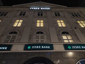 Jyske Bank bilen på besøg. THIS IS A SCANDAL THAT JUST GROWS AND GROWS, AND ONLY I FIGHT AGAINST THE CORRUPTION IN DENMARK. How can the public be assured that a judge is not prejudiced, and is it possible to complain about a judge who fails to write what witnesses have confirmed, and not include the fraud and falsehood as well as bad faith and use of bribery in interrupting relationships . the limitation period, in order to fit a rejection of precisely limitation into his judgment. One of the world’s largest law firms, DLA Piper lawyers, has employees or partners like Martin Lavesen. who, together with the Supreme Court judge Kurt Rasmussen, support that this in the link is not a violation of good legal practice. My latest email 29 December 2021. to all of Denmark’s leaders and Jyske Bank, why is there not a single one who will or dares to answer me, is you afraid that Jyske Bank will have a strong cleaning in the board, and that it will be necessary to fires CEO Anders Christian Dam. I am wonder this silence, is it me who breaks the law or is it Jyske bank. Are you a journalist, then here is a good report on corruption, camaraderie between Denmark’s judges, lawyers and banks, which is the hidden form of corruption, it is also about the Danish state is covering the criminal banks, which the authorities themselves do businesswith, instead of launching a investigation and criminal prosecution, which in the worst case can closed Jysk Bank, if the Danish laws and regulations apply to Danish banks.