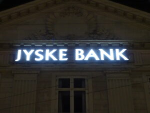 When the Danish authorities, including the Prime Minister’s Office, the Government, the Ministry of Finance, the Danish Financial Supervisory Authority, the Ministry of Justice, Denmark’s Nationalbank, the National Courts Administration, the National Police, the Public Prosecutor’s Office, the Public Prosecutor, the politicians all know and are aware that Jyske Bank is a criminal organization. That they are all fully aware of JYSKE BANK’s use of criminal crime. And they have all been presented with documentation that Denmark’s second largest bank, JYSKE BANK, is behind extensive and outspoken crime. Crime which has been committed by several employees and aides in Jyske Bank. Therefore, it is organized crime, committed in association with the bank’s employees, which is why Jyske Bank is a criminal organization. The crime that Jyske Bank is behind has been documented to the authorities. And the Danish authorities have submitted full documentation, that Jyske Bank has made use of document false, power of attorney abuse, abuse of Jyske Bank’s access to the land registry, power abuse, exploitation, court abuse, bribery, fraud. But when the Danish authorities refuse to interfere in the crime of Danish banks, it is because of camaraderie. Comradeship is the same as corruption. When Denmark’s most powerful people, each cover other, to prevent the Danish police from investigating the organized crime, committed by the Danish banks against the bank’s customers, it is also a problem for the rule of law. But when the Danish authorities refuse to interfere in the crime of Danish banks, it is because of camaraderie. Therefore, there is no help to get from the Danish state and the Danish authorities, when you are exposed to crime by a danish bank, and this has been carried out by Denmark’s largest organizations, which also includes Danish banks. The Jyske Bank Group is among the most powerful organizations in Denmark, and commits fraud and forgery and also uses bribes, to escape the bank’s fraud, and without risk of interference, neither from the Danish Financial Supervisory Authority nor the police who are not allowed to investigate and prosecute the largest Danish criminal companies. It is political to hold hands over Danish banks’ use of crime. Note that not once have some who have received information about Jyske Bank’s use of forgery and fraud dared to answer me. Not a single one has dared to comment on my campaigns and videos, as well as advertisements, such as my Jyske Bank cars, which have a car parked in front of Jyske Bank in Copenhagen, without anyone daring to say anything. If some Danish authority or in as mentioned on the page BANKNYT.dk dare to say against me, or take a confrontation with me, maybe even dare to accuse me of lying. Then you just come and accuse me of not writing the truth about the Jyske Bank A/S Best regards Carsten Storbjerg Skaarup Soevej 5. 3100 Hornbaek. +4522227713