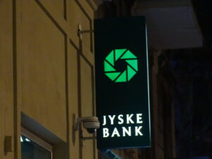 Jyske Bank taget for million svindel. Danmarks måske største svindler bank, Jyske bank A/S. Velkommen til Jyske Bank en anderledens bank. JYSKE BANK A/S HAR LAVET OG ELLER BRUGT. 1. Bedrageri. SVIG 2. Bondefangeri. 3. Dokument falsk. FALSK. 4. Vildledning. 5. Udnyttelse. 6. Lyver for kunde. 7. Vanhjemmel. 8. Bestikkelse / returkommission. Som da Jyske Bank Bestak Lundgrens advokater til at morarbejde den klient, som havde ansat Lundgrens til at fremlægge en sag om svig og falsk mod Jyske Bank A/S 9. Retsmisbrug. 10. Misbrugt adgang til Tinglysningsretten. 11. Fuldmagt misbrug. 12. Ond tro. 13. XXXXXXX. 14. Mandag svig. 15. Lyver overfor Penge Institut ankenævnet. 16. Lyver overfor domstolen. 17. Kan vel skrive MAGT MISBRUG, også. 18. Har taget overpant og sikkerheder for omkring 12 millioner, for en gæld på ca. 3 millioner, hvor der der givet pant i min ejendom på 3 millioner, et pantebrev Jyske Bank A/S i øvrigt ikke vil udlevere uden at stille krav, og det på trods af at jeg ikke skylder Jyske Bank noget so