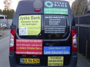 Jyske Bank bilen. Finanstilsynet sætter Jyske Bank under skærpet tilsyn, hvis ikke kammerateri er en forhindring for lov og orden i danske banker.