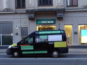 Her 2 Jyske Bank biler 29 juni 2022. Uden for Jyske Banks forretnings vinduer på Gammel Kongevej 136. Det som Jyske Bank, siger her i optagelsen, fra 22 juni at JYSKE BANK SIGER OM Jyske Bank BILEN, AT DE TAGER DET SOM ER JOKE, Denne sag handler om BØR Jyske Bank have retten til at drive finansiel virksomhed, herunder bankvirksomhed i Danmark. Denmark has a major problem with legal certainty, as employees of the National Courts Administration knowingly and dishonestly, and by camaraderie, cover up economic crime, including corruption, which some of the largest Danish companies, including Jyske Bank A/S, are behind. Jyske Banks medarbejdere lyver igen 22-06-2022, da medarbejdere i Jyske Banks afdeling på Gammel Kongevej 136, siger, til den kunde der spørger om det der står på Jyske Bank bilen uden for Jyske Bank, er sandt. Kunden fortæller at i Jyske Bank på Frederiksberg er være blevet oplyst, at den omtalte verserende sag mellem Storbjerg Erhverv ApS og mod Jyske Bank A/S. Er tabt 2 gange. både i byretten og landsretten ?. Men det var ikke det kunden stillede spørgsmål om, kunden spurgte de ansat i banken på Frederiksberg, om det der står på bilen uden for bankens facade er sandt. JYSKE BANKS MEDARBEJDERE KAN FÅ 44.000 DKK. FOR AT MODBEVISE DET JEG SKRIVER. Og du kan få op til 40.000 DKK hvis du kan modbevise det jeg skriver, hør hvad jeg siger til Jyske Bank og dig der vil være med i konkurrencen. Jyske Bank medarbejdere siger her 22 juni i denne optagelsen, for os er det bare en joke. Jyske Banks ansatte på Gammel Kongevej lyver og siger sagen mod Jyske Bank er tabt i landsretten, selv om sagen ikke engang er blevet berammet inu, link til mail med punkt 1-14. Danmarks måske morsomste Bank, Jyske Bank A/S siger mere om Jyske Bank bilen