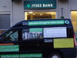 BS-261-2022-VLR. Storbjerg erhverv mod Jyske Bank i en sag om svig, falsk, ond tro. Du kan her i denne optagelse fra 22 juni. høre at den ansatte, svare uden om på spørgsmålet, er det sandt hvad der står på bilen, dels vil Jyske Bank ikke svare bankens kunde Og så lyver Jyske Bank direkte, og det flere gange, som her hvor Jyske Bank siger SAGEN ER TABT I LANDSRETTEN. Det kunden spørger om er den strafferetligt organiseret kriminalitet som Jyske Bank ved flere medarbejder sammen i forening står bag. Hvilket Jyske Bank ikke vil tale om, sikkert da Jyske Bank udnytter at de danske myndigheder dækker over bankens strafbare lovovertrædelser, og i den forbindelse har modsat sig efterforskning af Jyske Bank og de personer der som Nicolai Hansen, Jeanett kofoed-Hansen for Jyske Bank A/S startede bedrageriet. Jyske Bank kan allerede have lavet en aftale med deres kammerater, at sagen skal afvises, som da Dommer Søren Ejdum der ikke medtog dele af vidners forklaring, da deres forklaringer gik Jyske bank mod. HØR SAMTALEN 22 juni, hvor Jyske bank siger sagen er tabt i Landsretten, og læs her, at sagen er forslået til hoved forhandling 19 & 20 december 2022. Sagen der er en civilretligt sag er altså ikke berammet til hoved forhandling, selv om Jysk Bank siges den sag er tabt Landsretten. Dette er tydelig dokumentation for at JYSKE BANK ER LØGNAGTIGE. JYSKE BANK siger. FOR OS JYSKE BANK A/S ER JYSKE BANK BILEN BARE EN JOKE.