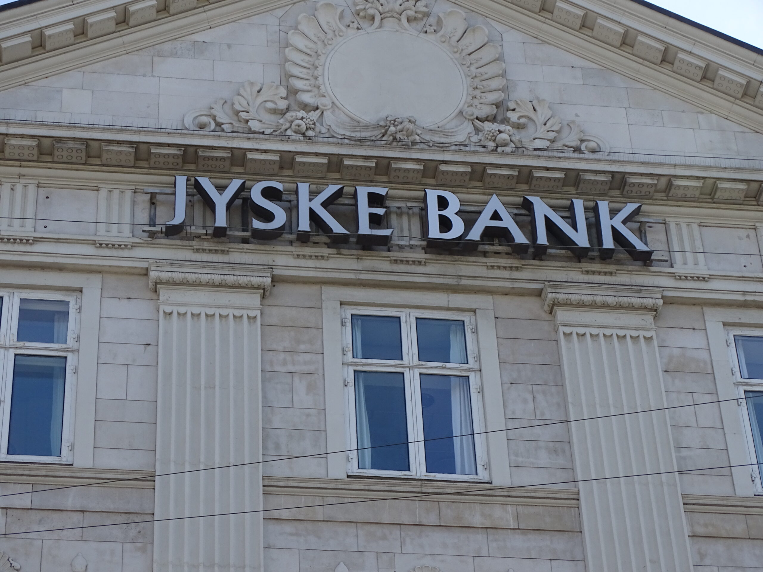 Her 2 Jyske Bank biler 29 juni 2022. Uden for Jyske Banks forretnings vinduer på Gammel Kongevej 136. Det som Jyske Bank, siger her i optagelsen, fra 22 juni at JYSKE BANK SIGER OM Jyske Bank BILEN, AT DE TAGER DET SOM ER JOKE, Denne sag handler om BØR Jyske Bank have retten til at drive finansiel virksomhed, herunder bankvirksomhed i Danmark. Denmark has a major problem with legal certainty, as employees of the National Courts Administration knowingly and dishonestly, and by camaraderie, cover up economic crime, including corruption, which some of the largest Danish companies, including Jyske Bank A/S, are behind. Jyske Banks medarbejdere lyver igen 22-06-2022, da medarbejdere i Jyske Banks afdeling på Gammel Kongevej 136, siger, til den kunde der spørger om det der står på Jyske Bank bilen uden for Jyske Bank, er sandt. Kunden fortæller at i Jyske Bank på Frederiksberg er være blevet oplyst, at den omtalte verserende sag mellem Storbjerg Erhverv ApS og mod Jyske Bank A/S. Er tabt 2 gange. både i byretten og landsretten ?. Men det var ikke det kunden stillede spørgsmål om, kunden spurgte de ansat i banken på Frederiksberg, om det der står på bilen uden for bankens facade er sandt. JYSKE BANKS MEDARBEJDERE KAN FÅ 44.000 DKK. FOR AT MODBEVISE DET JEG SKRIVER. Og du kan få op til 40.000 DKK hvis du kan modbevise det jeg skriver, hør hvad jeg siger til Jyske Bank og dig der vil være med i konkurrencen. Jyske Bank medarbejdere siger her 22 juni i denne optagelsen, for os er det bare en joke. Jyske Banks ansatte på Gammel Kongevej lyver og siger sagen mod Jyske Bank er tabt i landsretten, selv om sagen ikke engang er blevet berammet inu, link til mail med punkt 1-14. Danmarks måske morsomste Bank, Jyske Bank A/S siger mere om Jyske Bank bilen