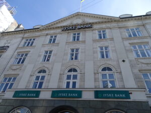 Finanstilsynet sætter Jyske Bank under skærpet tilsyn, hvis ikke kammerateri er en forhindring for lov og orden i danske banker.