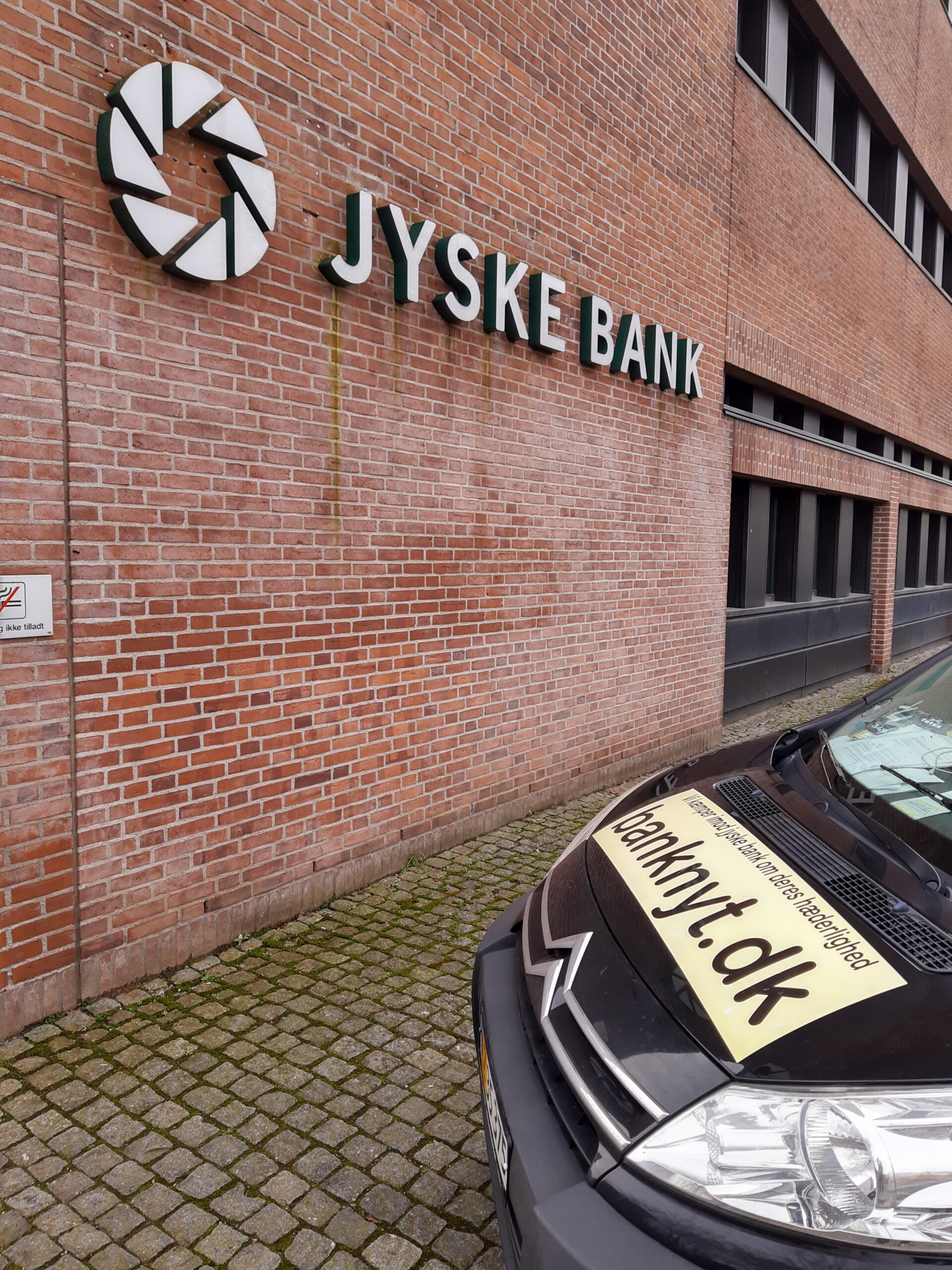 Bribery is not only a problem of Danish society. When a client hires Lundgrens Advokater, to file a case of fraud, executed against a Danish bank customer in Jyske Bank. And the client clearly and clearly tells Lundgren's attorneys that the fraud crime was committed by Jyske Bank, and this is done with the Group management's knowledge, and certainly contributes to the client in the case BS-402/2015-VIB When the customer saw over 1 year. after Lundgren's lawyer b occurred and shortly after the lawyers had been hired to file a fraud case against Jyske Bank. Discover that even the same Lundgren's lawyer company, has been employed by the Jyske Bank Group, in a trade for DKK 600 million. And the client also discovers that Lundgren's lawyers have countered that some of their client's claims were brought to court. When Lundgrens directly against the client's instructions, does not present any of the client's claims against Jyske Bank, which the client has many times given Lundgrens Advokater clear instructions to submit. What do you call it if Jyske Bank did not pay Lundgren's Return commission by giving Lundgren's lawyer partner company a million orders. Should Lundgren's Attorneys not be reported to the lawyer mentioned, as a total lawyer's house, since Lundgren's partner has all taken oaths. paragraph 10.4 of Lundgren's set of rules. When it comes to violation of good attorney practice, and possible receipt of return commission in the form of million work for Jyske Bank, neither Lundgrens nor Jyske Bank's Executive Board should hide the truth when the client only seeks the truth about Jyske Bank's real foundation.