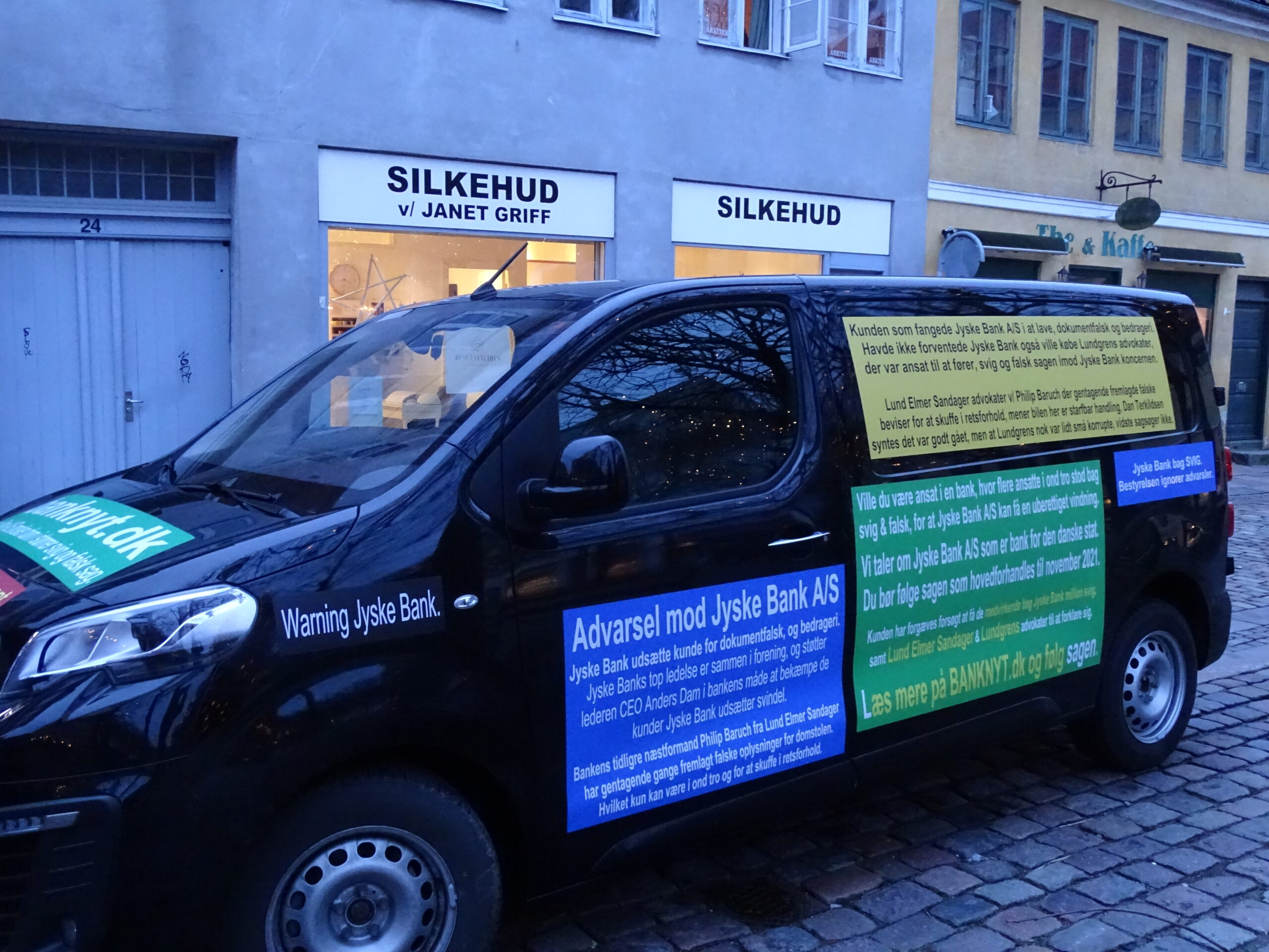 Lars Stensgaard Mørch der blev fyret efter Hvidvaskskandalen i Danske Bank A/S. Er et godt eksempel på at KRIMINALITET i Danmark betaler sig. Jyske Banks ordførende direktør Anders Christian Dam var hurtig til at se Lars Stensgaard Mørch som ny koncerndirektør for Jyske Bank A/S Når ingen dansk dommer vil dømme danske banker, eller deres ansatte for hverken organiseret kriminalitet, eller Millard hvidvaskning. Så er politisk at danske banker, og de ansvarlige deltagere ikke må straffes for lovovertrædelser, derfor vil du kun se udlanske myndigheder retsforfølge store danske banker, og give bøder. Er du selv blevet fyret, for efter dansk lovgivning, at have ansvaret for en kriminel handling, så prøv at søge arbejde i den i forvejen kriminelle Jyske Bank A/S Her kan du sikkert få et fast job, hvis du er lidt bedre end andre til at bryde lovgivningen. Ring til Jyske Bank på 89898989.