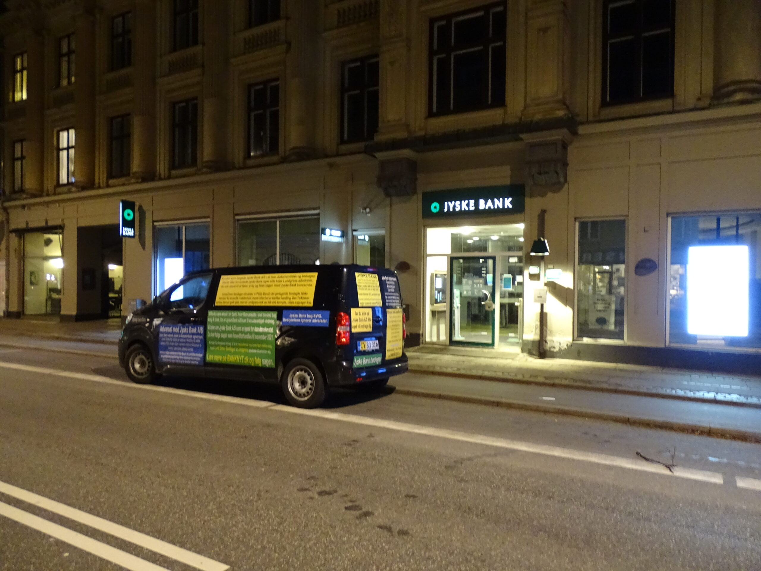 Jyske Bank taget for million svindel. Danmarks måske største svindler bank, Jyske bank A/S. Velkommen til Jyske Bank en anderledens bank. JYSKE BANK A/S HAR LAVET OG ELLER BRUGT. 1. Bedrageri. SVIG 2. Bondefangeri. 3. Dokument falsk. FALSK. 4. Vildledning. 5. Udnyttelse. 6. Lyver for kunde. 7. Vanhjemmel. 8. Bestikkelse / returkommission. Som da Jyske Bank Bestak Lundgrens advokater til at morarbejde den klient, som havde ansat Lundgrens til at fremlægge en sag om svig og falsk mod Jyske Bank A/S 9. Retsmisbrug. 10. Misbrugt adgang til Tinglysningsretten. 11. Fuldmagt misbrug. 12. Ond tro. 13. XXXXXXX. 14. Mandag svig. 15. Lyver overfor Penge Institut ankenævnet. 16. Lyver overfor domstolen. 17. Kan vel skrive MAGT MISBRUG, også. 18. Har taget overpant og sikkerheder for omkring 12 millioner, for en gæld på ca. 3 millioner, hvor der der givet pant i min ejendom på 3 millioner, et pantebrev Jyske Bank A/S i øvrigt ikke vil udlevere uden at stille krav, og det på trods af at jeg ikke skylder Jyske Bank noget so