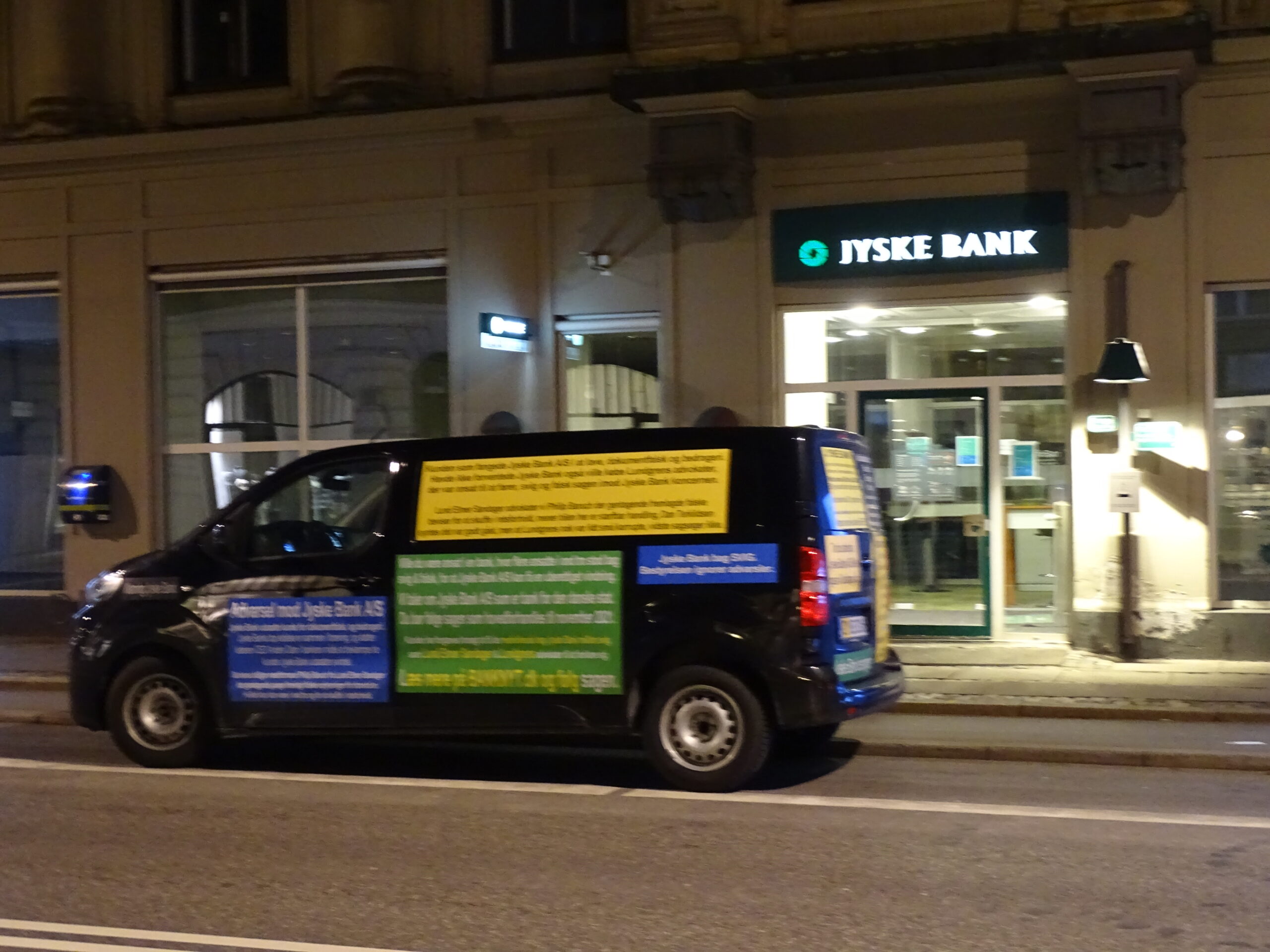 Hvad er det nu jeg skriver på Jyske Bank bilen. Ihvertfald ikke noget politiet vil tage sig af, de kunder som Jyske Bank udsætter for groft bedrageri, de må klare sig selv, det er nemlig politiske at det ikke er politiets opgave, at hjælpe de kunder som banker udsætter for bedrageri. Derimod er det politiets opgave at efterforske og retsforfølge de kunder, som laver bedrageri mod banker, eller forsøger at udsætte banker som Jyske Bank for bedrageri. Jeg må ikke få hjælp, da Jyske Bank A/S ved kammerateri er beskyttet mod efterforskning og strafforfølgning.
