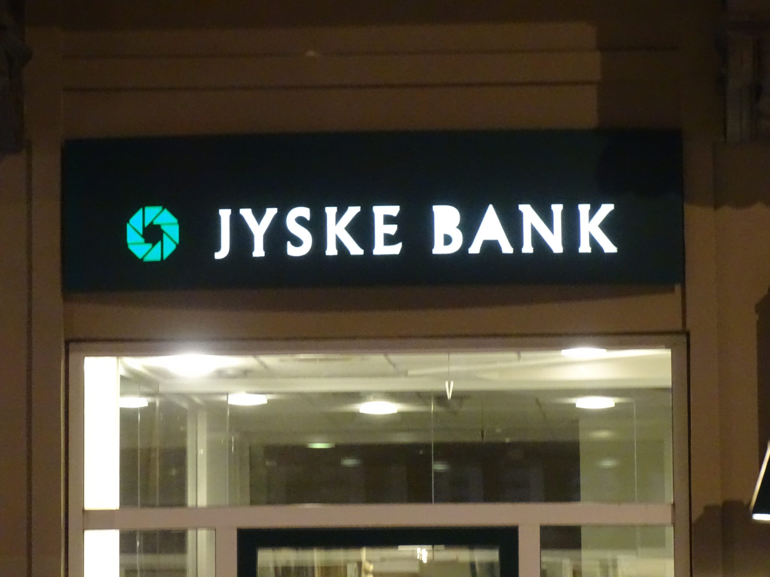 Og hvorfor den danske stat og regeringen dækker over den korruption og det kammerateri der styrer Danmark, og som ledes af magtfulde personer, så som myndighedspersoner med tråde i Statsministeriet, Retsudvalget, Domstolsstyrelsen samt Finanstilsynet og Rigspolitiet med flere. Hvilket blandt andet sker ved hjælp af nogle de mest magtfulde advokater og organisationer i Danmark, her med henvisning og tråde til den danske Frimurerloge. Hvorfor mon ikke en eneste af disse mægtige medlemmer har turde at svare mig, eller tage en konfrontation med mig.
