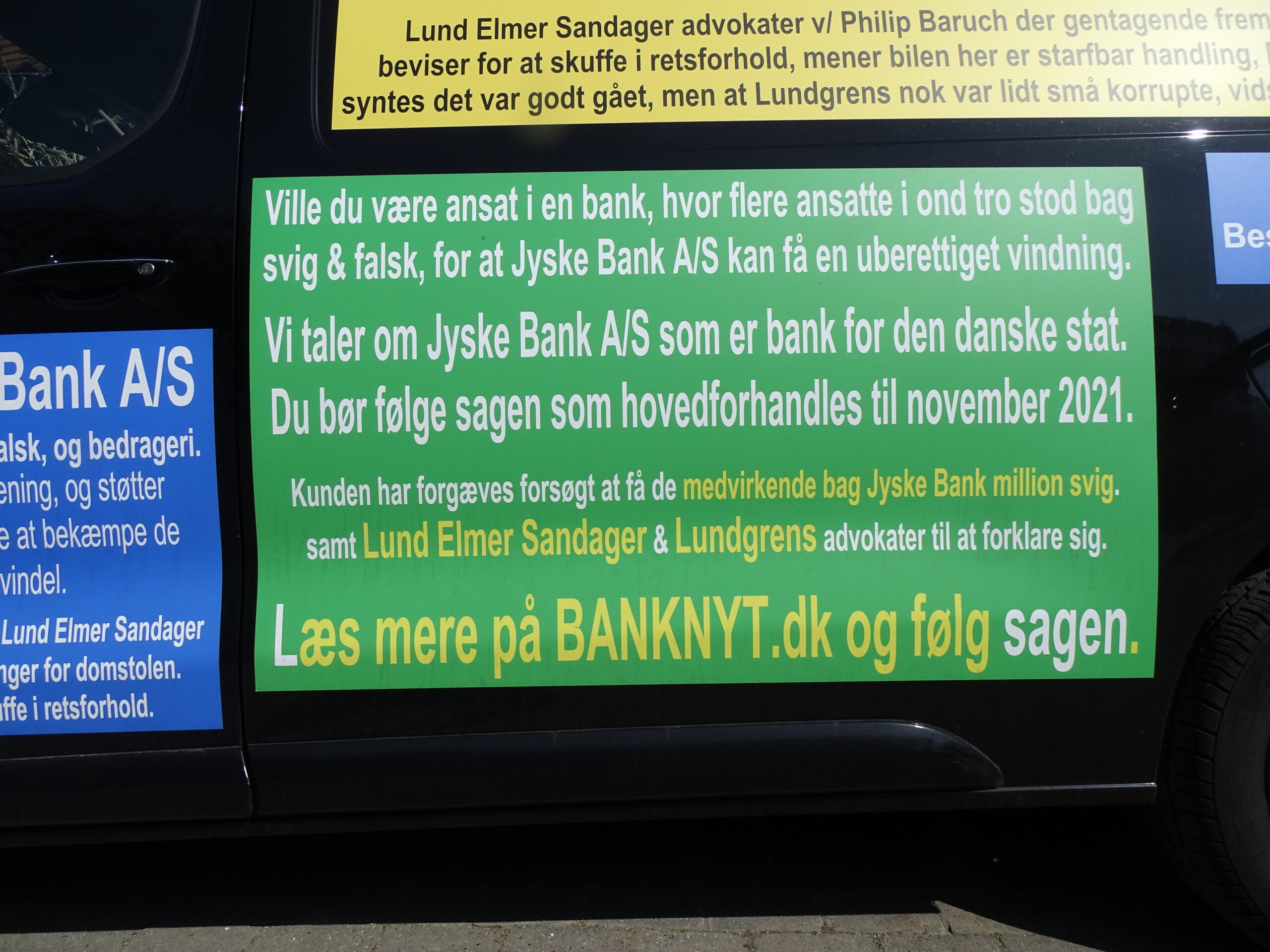 Jyske Bank bilen foran den kriminelle Jyske Bank i Helsingør, reklame for Jyske Banks forretnings metoder Myndighederne i Danmark får alle her i denne mail kraftig kritik 03-07-2022. Dels for at ignorer Jyske Banks mange strafbare forhold. Men også for at dækker over denne organiseret kriminalitet, som Jyske Bank bevisligt står bag, og så for at have forholdt jer passive og ikke vil blande jer i Jyske Banks mange lovovertrædelser. LYT og læs teksten, der står intet om nogle retssag, men blot at Jyske bank er kriminelle, og der nævnes flere lovovertrædelser, og navne på nogle af dem der for Jyske Bank A/S har medvirket til bedrageri. Hvilket Jyske Banks ansatte 22 juni. ikke vil afvise, og derfor undviger at svare på spørgsmålet, da en kunde spørger direkte om er det sandt det som står på bilen. Lydafspiller 00:00 00:00 Brug op/ned piletasterne for at skrue op eller ned for lyden. Hvad er det nu jeg skriver på Jyske Bank bilen. I hvert fald ikke noget politiet vil tage sig af, de kunder som Jyske Bank