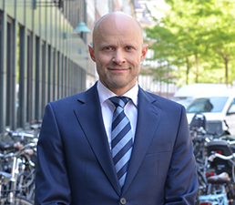 The Danish State is becoming a good contributor to Jyske Bank's organized fraud together with Denmarks Nationalbank and the State Ministry, if they do not now take action against the criminal Jyske Bank, this is simply about dialogue, but no one will answer me. For answering my inquiries, Regarding a meeting date, for reviewing my evidence against Denmark's second largest bank, Jyske Bank for the use of fraud, use of forged documents, for use of bribery, for abuse of powers of attorney and other actionable crimes. Copy to the Danish government by Prime Minister Mette Frederiksen. and CC. copy to CEO Anders Christian Dam Jyske Bank A/S
